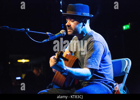 Il cantante scozzese, compositore e musicista Steve Mason esegue un concerto dal vivo al Blå in Oslo. Steve Mason è meglio conosciuto come il cantante e uno dei membri fondatori della Beta Band e anche un membro della band Black Affair. Norvegia, 13/04 2016. Foto Stock