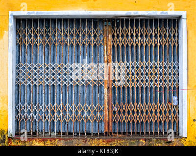 Grungy rusty blu e giallo porta di metallo Foto Stock