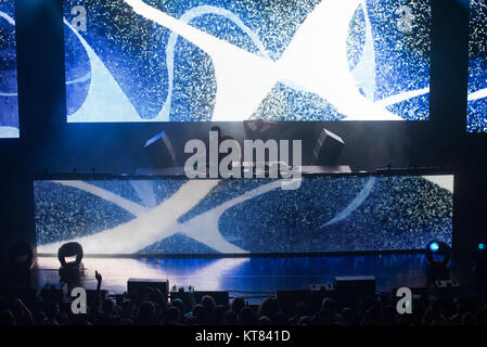 L'americano del duo di DJ Il Chainsmokers esegue un live show in scena Sentrum in Oslo. La electronic house music duo è costituito dai produttori musicali Andrew Taggart (R) e Alex Pall (L). Norvegia, 25/10 2016. Foto Stock