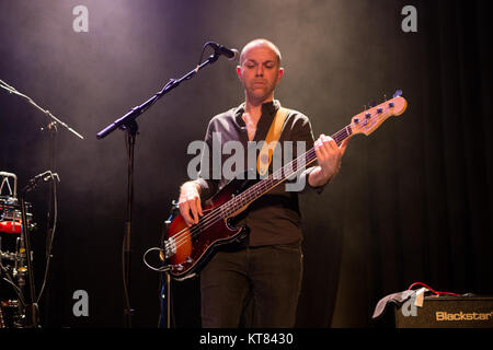 Il nordirlandese orchestrale band pop La Divina Commedia esegue un concerto dal vivo a cosmopolite a Oslo. Qui il bassista Simon poco è visto dal vivo sul palco. Norvegia, 16/02 2017. Foto Stock