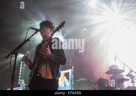 L'inglese indie rock band The Kooks esegue un concerto dal vivo a Sentrum Scenen in Oslo. Qui il musicista, cantante e cantautore Luke Pritchard è visto dal vivo sul palco. Norvegia, 10/02 2015. Foto Stock