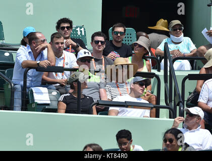 KEY BISCAYNE, FL - MARZO 27: Andy Murray di Gran Bretagna fidanzata Kim Sears mette il rossetto come lei guarda Andy la retta fissa la vittoria contro Donald giovani degli Stati Uniti nella loro seconda partita durante il Miami Open presentato da Itau a Crandon Park Tennis Center su Marzo 27, 2015 in Key Biscayne, Florida Persone: Kim Sears Foto Stock