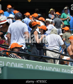 KEY BISCAYNE, FL - 05 aprile: (esclusiva copertura) Boris Becker la moglie Sharlely "Lilly Kerssenberg' e figlio Elias Becker durante il giorno 14 il Miami aperto a Crandon Park Tennis Center su Aprile 5, 2015 in Key Biscayne, Florida Persone: Lilly Kerssenberg- Becker, Elias Becker Foto Stock