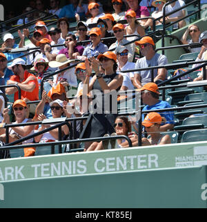 KEY BISCAYNE, FL - 05 aprile: (esclusiva copertura) Boris Becker la moglie Sharlely "Lilly Kerssenberg' e figlio Elias Becker durante il giorno 14 il Miami aperto a Crandon Park Tennis Center su Aprile 5, 2015 in Key Biscayne, Florida Persone: Lilly Kerssenberg- Becker, Elias Becker Foto Stock