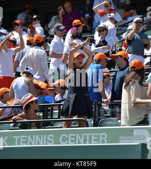 KEY BISCAYNE, FL - 05 aprile: (esclusiva copertura) Boris Becker la moglie Sharlely "Lilly Kerssenberg' e figlio Elias Becker durante il giorno 14 il Miami aperto a Crandon Park Tennis Center su Aprile 5, 2015 in Key Biscayne, Florida Persone: Lilly Kerssenberg- Becker, Elias Becker Foto Stock