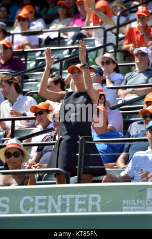 KEY BISCAYNE, FL - 05 aprile: (esclusiva copertura) Boris Becker la moglie Sharlely "Lilly Kerssenberg' e figlio Elias Becker durante il giorno 14 il Miami aperto a Crandon Park Tennis Center su Aprile 5, 2015 in Key Biscayne, Florida Persone: Lilly Kerssenberg- Becker, Elias Becker Foto Stock