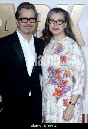 Dic 11, 2017 - Gary Oldman e Gisele Schmidt frequentando 'Darkest ora' UK Premiere di Odeon Leicester Square a Londra, Inghilterra, Regno Unito Foto Stock