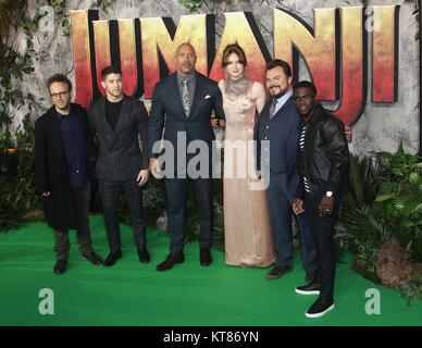 Dic 7, 2017 - (L-R) Direttore Jake Kasdan, Nick Jonas, Dwayne Johnson, Karen Gillan, Jack Black e Kevin Hart frequentando 'Jumanji: Benvenuti alla Jung Foto Stock