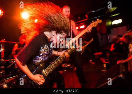 La American metalcore band codice arancione esegue un concerto dal vivo a BETA in Copenhagen. Qui il chitarrista e cantante Reba Meyers è visto dal vivo sul palco. Danimarca, 09/11 2015. Foto Stock