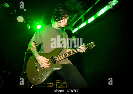 La American metalcore band codice arancione esegue un concerto dal vivo a BETA in Copenhagen. Qui il chitarrista Eric Balderose è visto dal vivo sul palco. Danimarca, 09/11 2015. Foto Stock