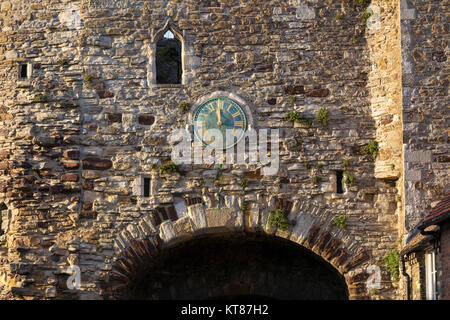 La segala landgate e orologio, ingresso medioevale della città vecchia di segala east sussex Foto Stock