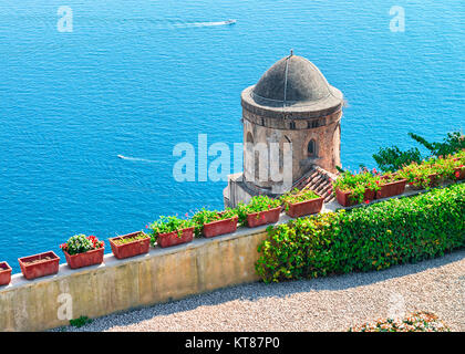 La vista dal terrazzo sul mare Tirreno, villaggio di Ravello, Amalfi, Italia Foto Stock