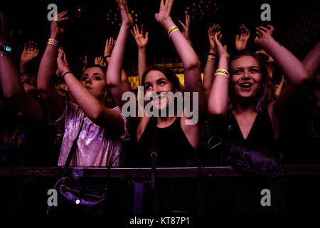 Danimarca Copenhagen - Ottobre 08, 2017. Concerto di adolescenti amanti di assistere a un concerto dal vivo con l'orrore inglese punk band superriduttore a VEGA in Copenhagen. (Photo credit: Gonzales foto - Pietro Troest). Foto Stock