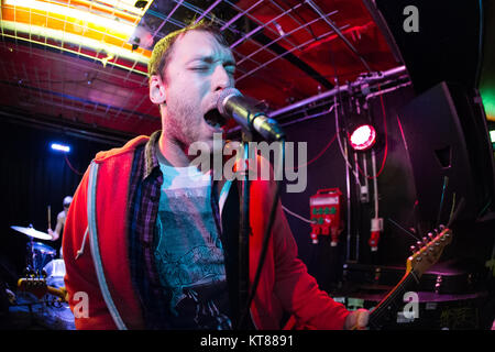 Danimarca Copenhagen - Ottobre 10, 2013. La American punk rock band colpo diretto esegue un concerto dal vivo a Underweket in Copenhagen. Qui la cantante e musicista Nick Woods è visto dal vivo sul palco. (Photo credit: Gonzales foto - Pietro Troest). Foto Stock