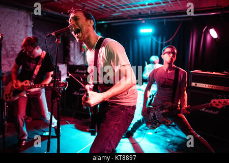 Danimarca Copenhagen - Ottobre 10, 2013. La American punk rock band colpo diretto esegue un concerto dal vivo a Underweket in Copenhagen. Qui la cantante e musicista Nick Woods è visto dal vivo sul palco. (Photo credit: Gonzales foto - Pietro Troest). Foto Stock