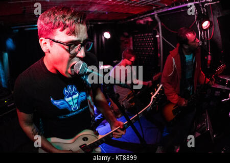 Danimarca Copenhagen - Ottobre 10, 2013. La American punk rock band colpo diretto esegue un concerto dal vivo a Underweket in Copenhagen. Qui il chitarrista Devon Kay è visto dal vivo sul palco. (Photo credit: Gonzales foto - Pietro Troest). Foto Stock