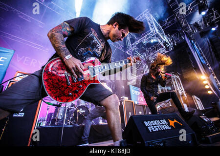 La American metalcore band ogni volta che muoio esegue un concerto dal vivo presso il Danish music festival Roskilde Festival 2015. Qui il cantante Keith Buckley (R) è visto dal vivo sul palco con il chitarrista Giordania Buckley (L). Danimarca, 02/07 2015. Foto Stock