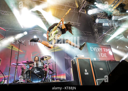 La American metalcore band ogni volta che muoio esegue un concerto dal vivo presso il Danish music festival Roskilde Festival 2015. Qui il bassista Stephen Micciche è visto dal vivo sul palco. Danimarca, 02/07 2015. Foto Stock