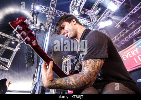 La American metalcore band ogni volta che muoio esegue un concerto dal vivo presso il Danish music festival Roskilde Festival 2015. Qui il chitarrista Giordania Buckley è visto dal vivo sul palco. Danimarca, 02/07 2015. Foto Stock