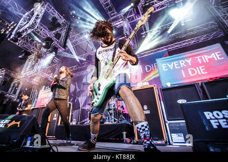 La American metalcore band ogni volta che muoio esegue un concerto dal vivo presso il Danish music festival Roskilde Festival 2015. Qui il bassista Stephen Micciche è visto dal vivo sul palco. Danimarca, 02/07 2015. Foto Stock