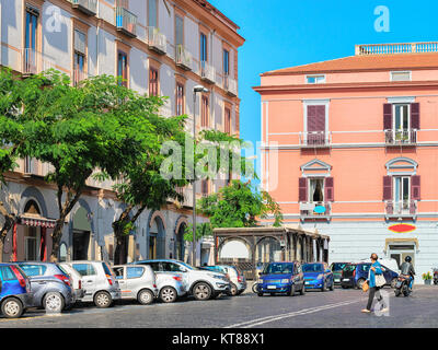 I turisti in strada nella parte storica di Sorrento, Costiera Amalfitana, Italia Foto Stock