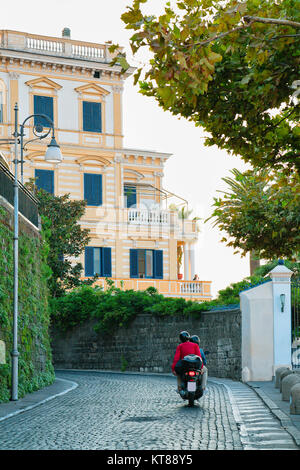 I turisti in moto per la strada alla parte storica di Sorrento, Costiera Amalfitana, Italia Foto Stock