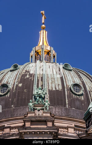 Domkuppel des Berliner Dom mit Kuppellaterne und vergoldetem Abschlusskreuz Foto Stock