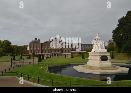Statua della Regina Vittoria fuori da Kensington Palace, Londra, Inghilterra, 4 ottobre 2017 Foto Stock