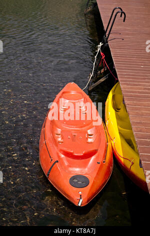 In canoa sul fiume di ricreazione acqua cristallina Foto Stock