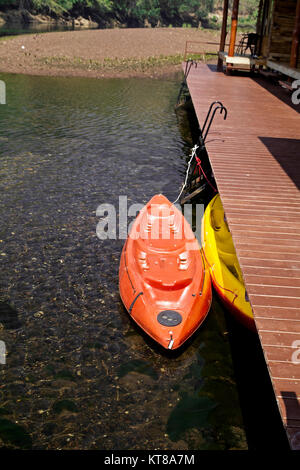 In canoa sul fiume di sport di acqua cristallina Foto Stock