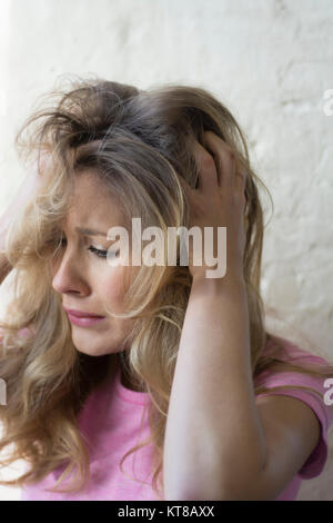 Ha sottolineato la donna tirando i capelli Foto Stock