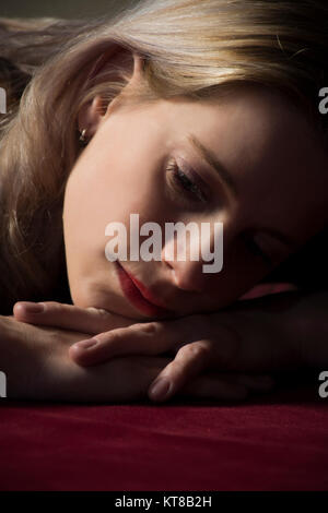 Triste donna che stabilisce Foto Stock