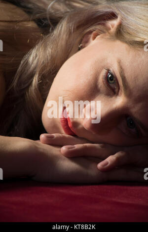 Triste donna che stabilisce Foto Stock