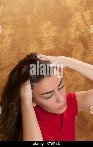 Sottolineato giovane donna di graffiare la testa Foto Stock