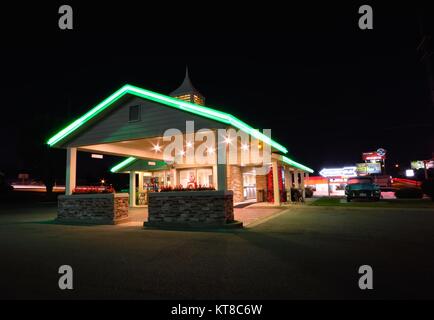 Springfield, Missouri - Luglio 18, 2017. Springfield strada segno di freccia e retrò auto in Best Western Paradiso rampa motel. Famoso motel sulla rotta 66 Foto Stock