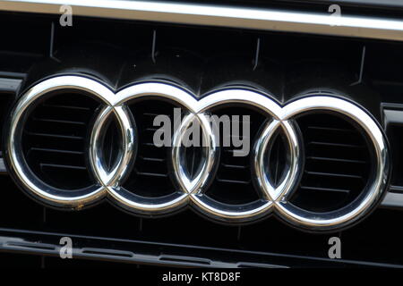 Audi logo su una vettura la griglia del radiatore Foto Stock