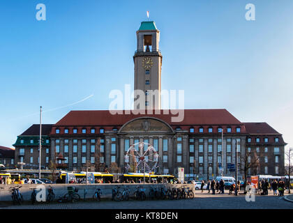 Berlin Spandau Town Hall. Ruota panoramica Ferris di Natale tedesco le bancarelle del mercato di fronte al municipio. Il Rathaus (Municipio) sulla Carl-Schurz-Straße su t Foto Stock