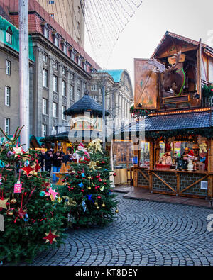 Berlin Spandau Town Hall. La gente visita tipico Natale Tedesco le bancarelle del mercato di fronte al municipio. Il Rathaus (Municipio) sulla Carl-Schurz-Straße Foto Stock