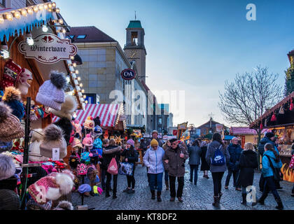 Berlin Spandau Town Hall. La gente visita tipico Natale Tedesco le bancarelle del mercato di fronte al municipio. Il Rathaus (Municipio) sulla Carl-Schurz-Straße Foto Stock