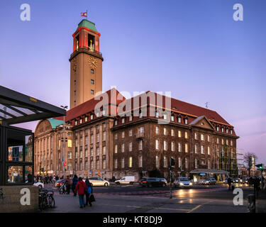 Berlin Spandau municipio.city hall,Edificio storico esterno con albero di Natale nella torre dell'orologio. Il Rathaus su Carl-Schurz-Straße Foto Stock