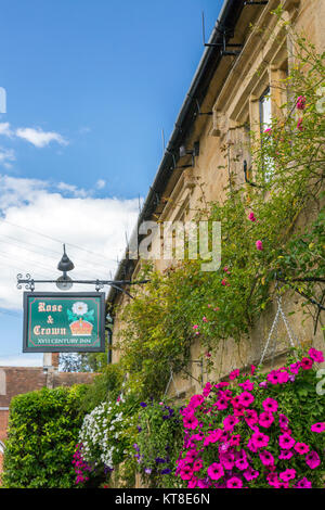 Il magnifico e motivi floreali colorati nei cestini appesi e vasche fuori il Rose and Crown Inn a East Lambrook, Somerset, Inghilterra, Regno Unito Foto Stock