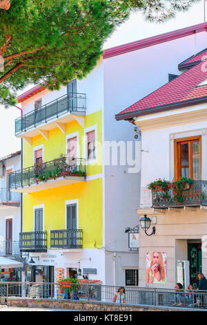 Agerola, Italia - 30 Settembre 2017: la gente per la strada di Agerola, Costiera Amalfitana, Italia Foto Stock