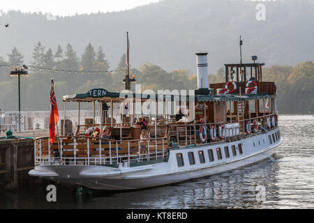 Ex Steam alimentato nave da crociera "Tern' con escursionisti a Ambleside sul lago Windermere nel Lake District, Cumbria, England, Regno Unito Foto Stock