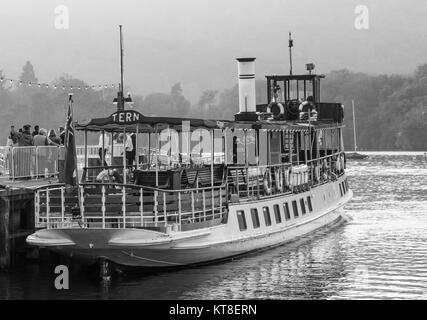 Ex Steam alimentato nave da crociera "Tern' con escursionisti a Ambleside sul lago Windermere nel Lake District, Cumbria, England, Regno Unito Foto Stock