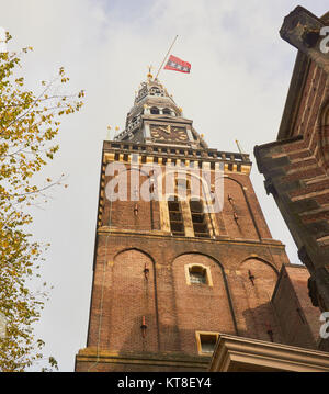 Oude Kerk (vecchia chiesa), Ouderkerksplein, Amsterdam, Paesi Bassi. Amsterdam la più antica costruzione fondata nel 1213 e consacrata nel 1306. Foto Stock