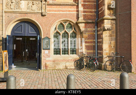 Oude Kerk (vecchia chiesa), Ouderkerksplein, Amsterdam, Paesi Bassi. Amsterdam la più antica costruzione fondata nel 1213 e consacrata nel 1306. Foto Stock