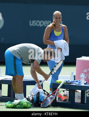 SMG Sabine LISICKI FL5 US Open DAY2 082713 01.jpg Flushing, NY - 27 agosto: Sabine LISICKI di germania sulla pratica corte del giorno due del 2013 US Open a USTA Billie Jean King National Tennis Center il 27 agosto 2013 nel quartiere di lavaggio del Queens borough di New York City. Persone: Sabine LISICKI Foto Stock