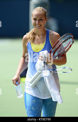 SMG Sabine LISICKI FL5 US Open DAY2 082713 04.jpg Flushing, NY - 27 agosto: Sabine LISICKI di germania sulla pratica corte del giorno due del 2013 US Open a USTA Billie Jean King National Tennis Center il 27 agosto 2013 nel quartiere di lavaggio del Queens borough di New York City. Persone: Sabine LISICKI Foto Stock