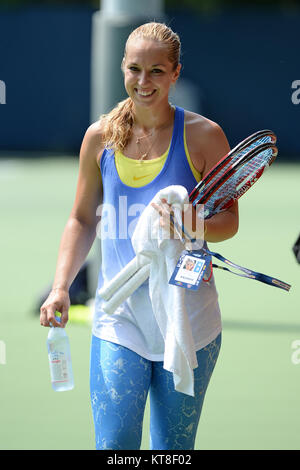 SMG Sabine LISICKI FL5 US Open DAY2 082713 05.jpg Flushing, NY - 27 agosto: Sabine LISICKI di germania sulla pratica corte del giorno due del 2013 US Open a USTA Billie Jean King National Tennis Center il 27 agosto 2013 nel quartiere di lavaggio del Queens borough di New York City. Persone: Sabine LISICKI Foto Stock