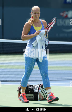 SMG Sabine LISICKI FL5 US Open DAY2 082713 19.jpg Flushing, NY - 27 agosto: Sabine LISICKI di germania sulla pratica corte del giorno due del 2013 US Open a USTA Billie Jean King National Tennis Center il 27 agosto 2013 nel quartiere di lavaggio del Queens borough di New York City. Persone: Sabine LISICKI Foto Stock